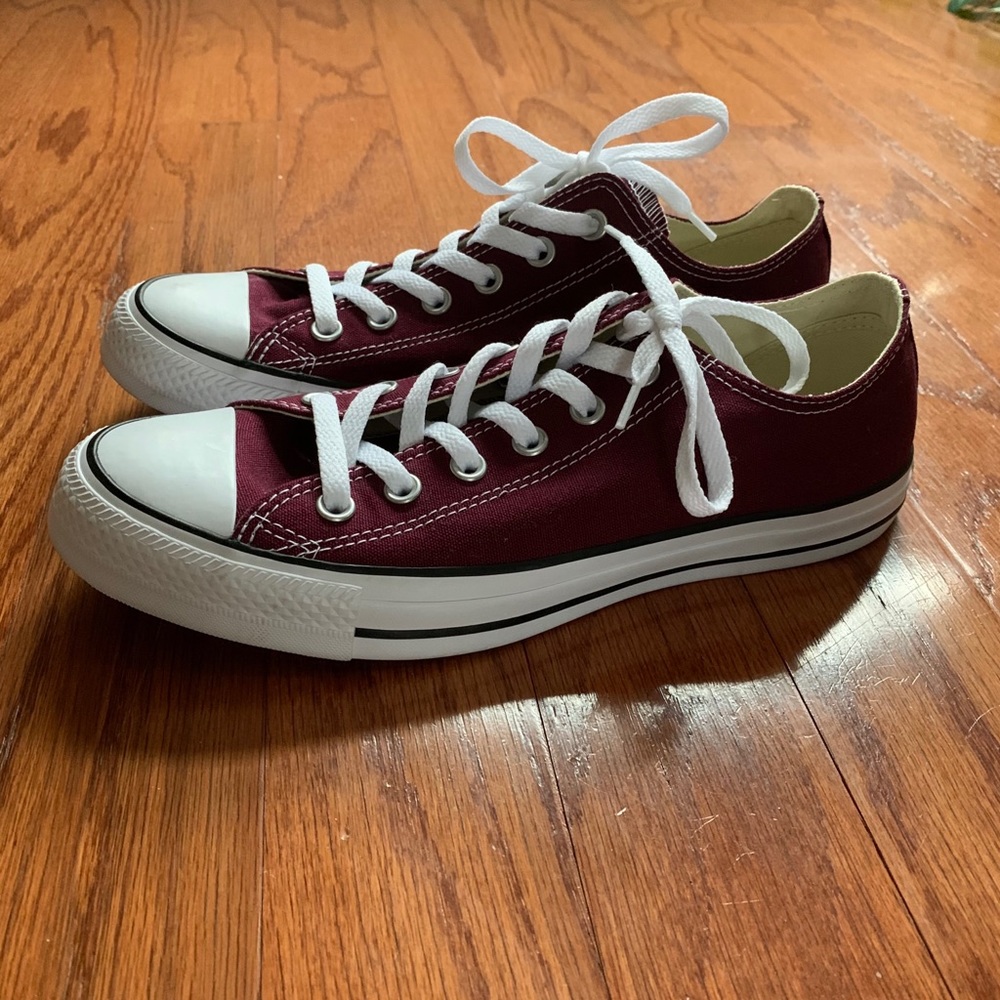 Maroon low top converse SIZE M8 W10